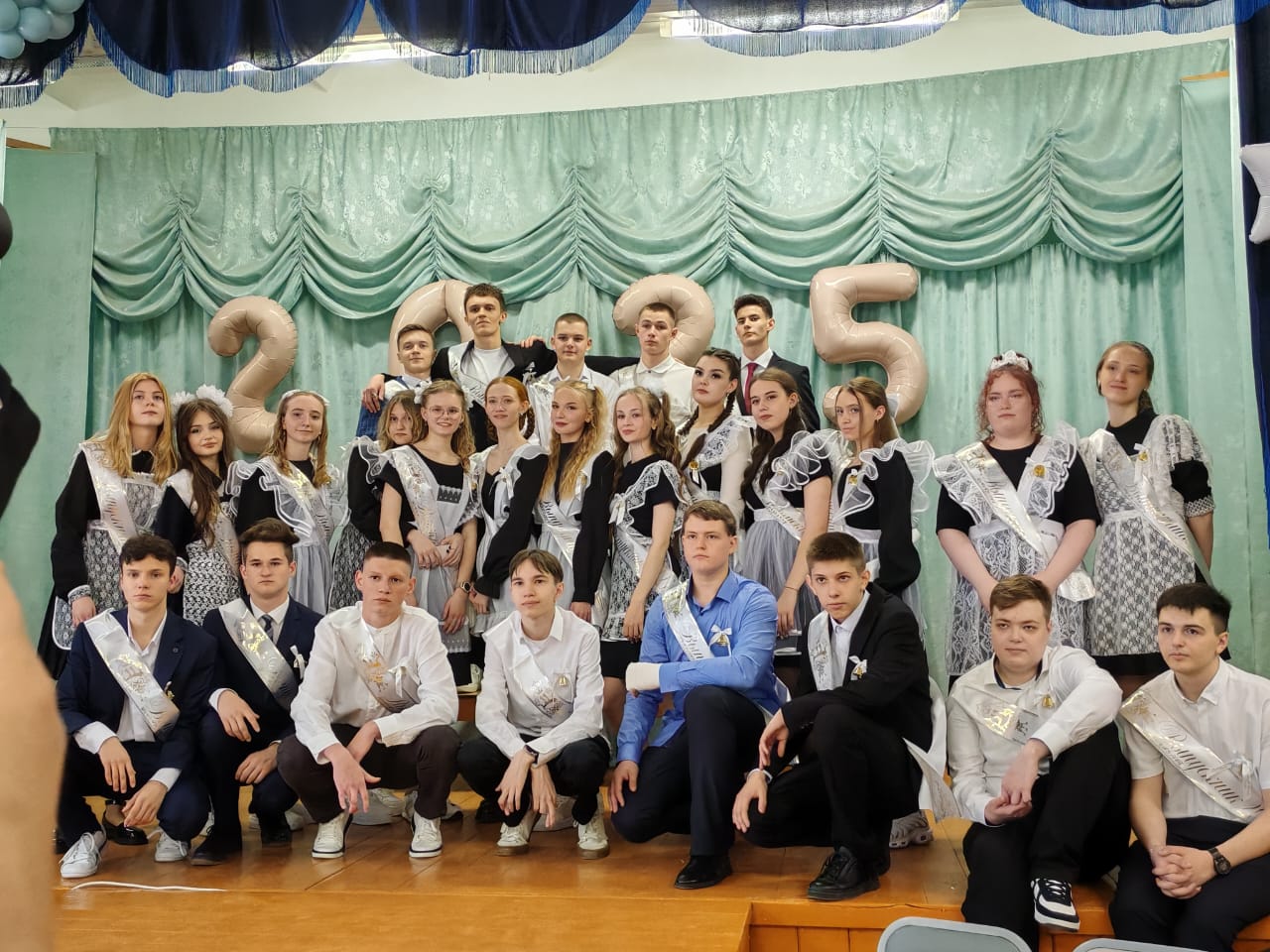 Для одиннадцатиклассников прозвенел последний звонок.