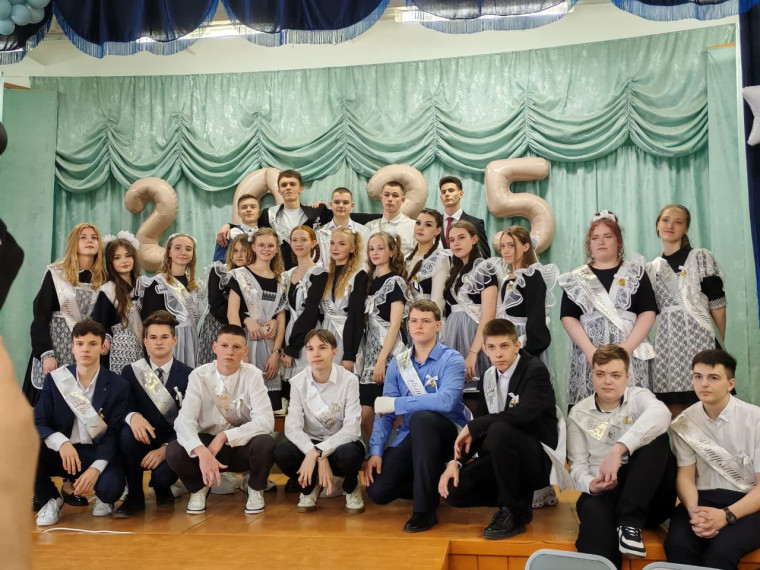 Для одиннадцатиклассников прозвенел последний звонок.
